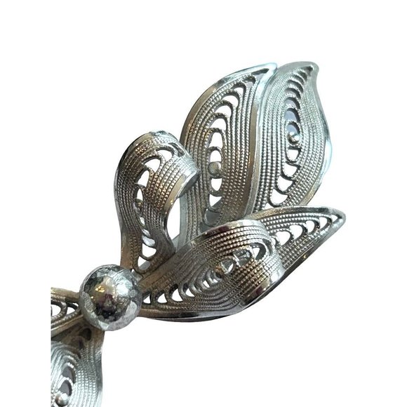 Vintage Signed Kramer Brooch Pin Silvertone Bow Filigree Ornate 3" - Picture 5 of 6